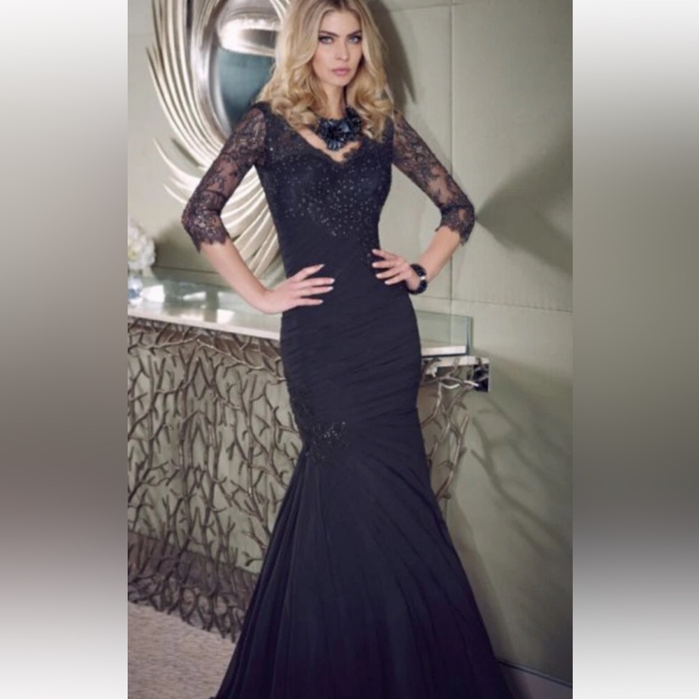 Jade couture Elegant Black Lace Evening Gown Sz 0
